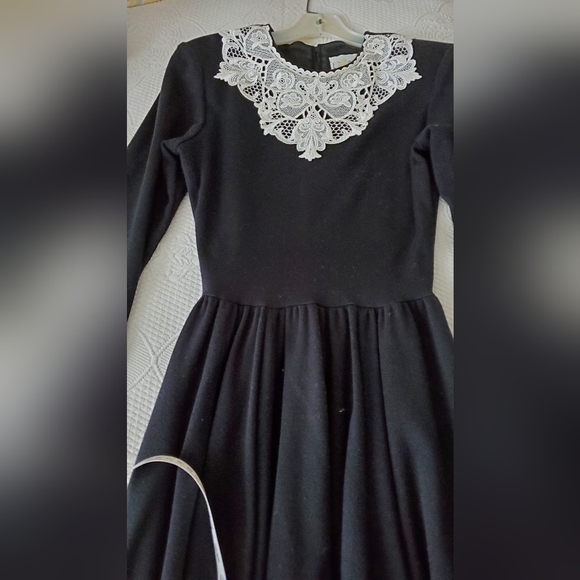 Soft Black Dress with Embroidery  size 6 - Picture 7 of 7